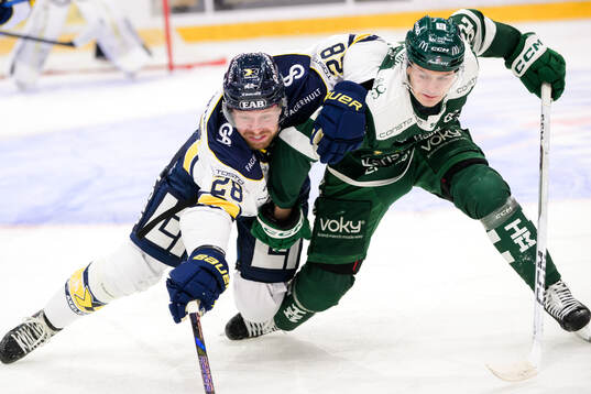 HV71s John Nyberg och Färjestads Marcus Westfält
