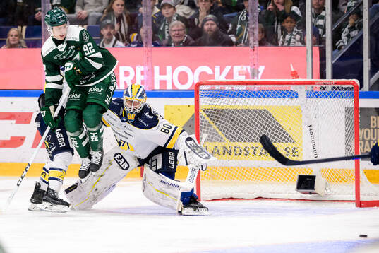 Färjestads Lucas Forsell och HV71s målvakt Frederik Dichow
