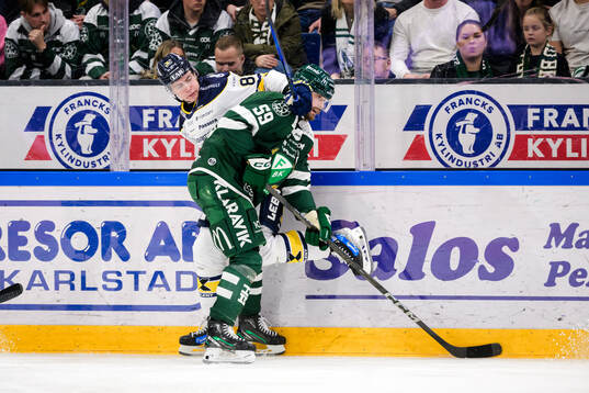 HV71s Herman Träff och Färjestads Linus Johansson