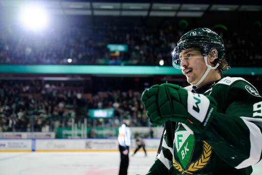 Färjestads David Tomasek jublar