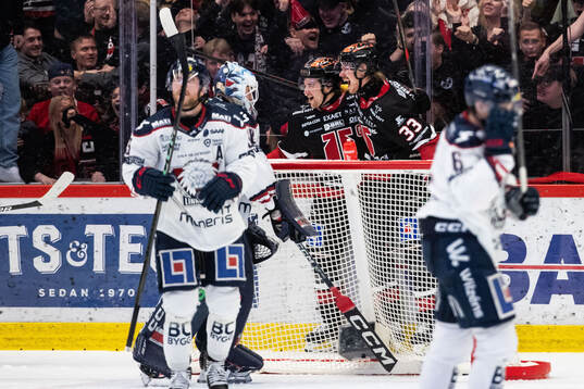 Örebros Glenn Gustafsson jublar med Christopher Mastomäki
