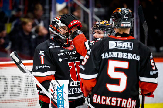 Örebros målvakt Jhonas Enroth jublar