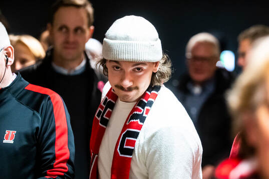 Örebros avstängda spelare Hannes Björninen på läktaren