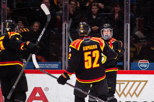 Brynäs Jack Kopacka och Oskar Lindblom jublar