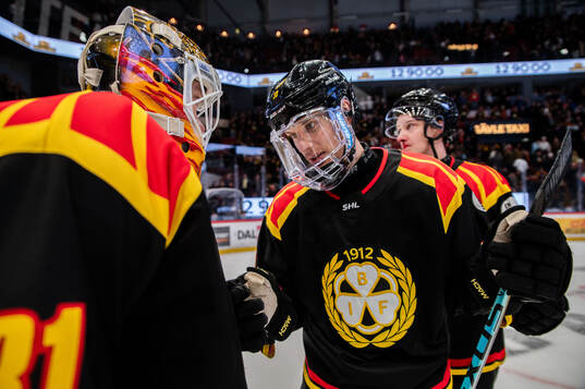 Brynäs målvakt Erik Källgren och Oskar Lindblom jublar