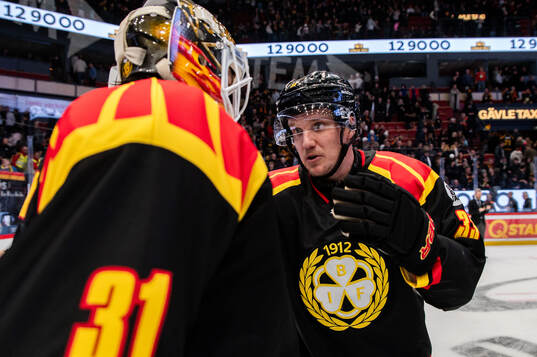 Brynäs målvakt Erik Källgren och Jakob Silfverberg jublar