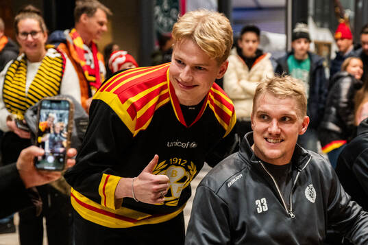 Ett fan tar bild med Brynäs Jakob Silfverberg