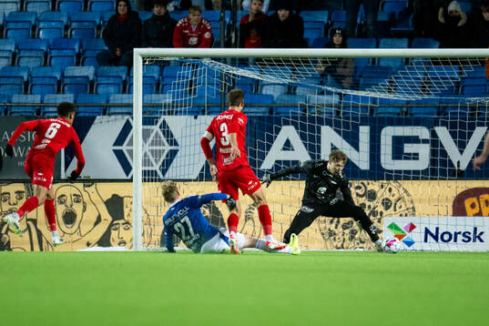 Ola Brynhildsen of Molde scores the 1-0 goal behind