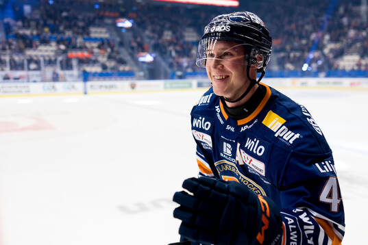 Växjös Dennis Rasmussen jublar