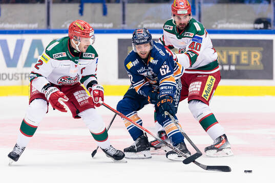 Växjös Manuel Ågren mellan Modos David Rundblad och