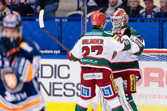 Modos Mattias Norlinder och målvakt Lassi Lehtinen jublar