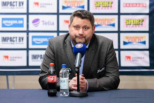 Modos tränare Mattias Karlin på presskonferens