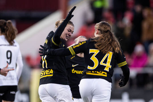 AIKs Beata Olsson jublar med Maja Johansson