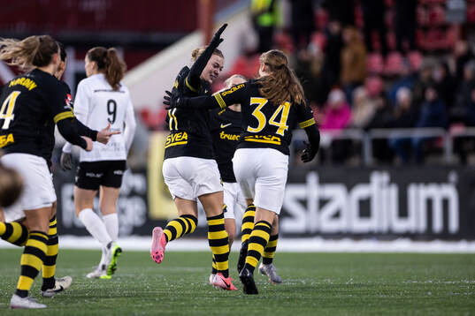 AIKs Beata Olsson jublar med Maja Johansson