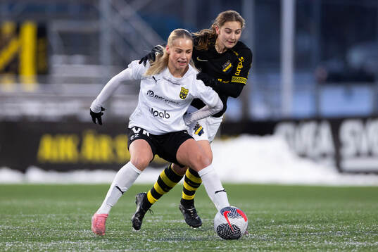 Umeås Tyra Eriksén och AIKs Maja Johansson