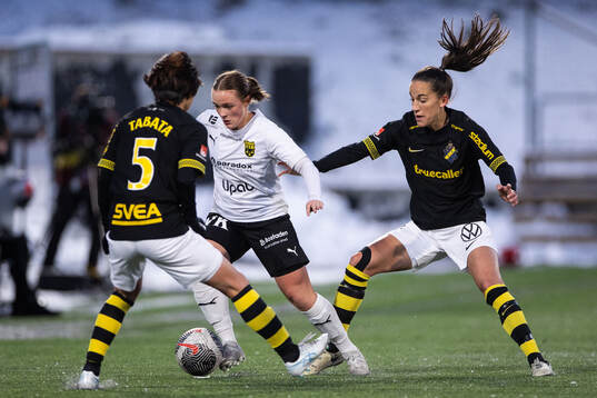 Umeås Alma Davis och AIKs Anna Oskarsson