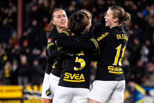 AIKs Haruna Tabata jublar med Adelisa Grabus och Beata