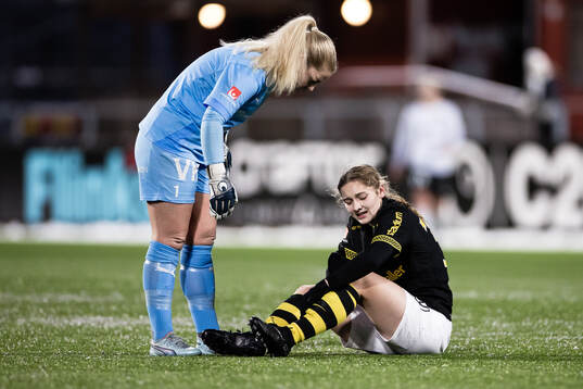 AIKs Maja Johansson har ont bredvid Umeås målvakt Tea