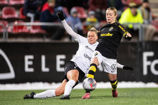 Umeås Alva Eriksson och AIKs Beata Olsson