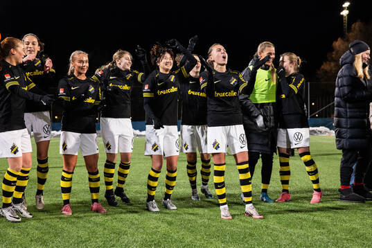 AIKs Haruna Tabata och Adelisa Grabus jublar