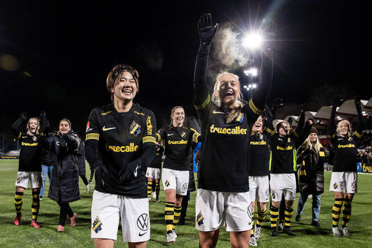 AIKs Haruna Tabata och Villemo Dahlqvist jublar