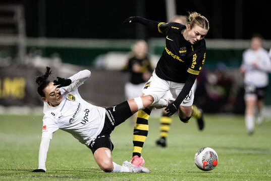 Umeås Frida Läteenmäki och AIKs Beata Olsson