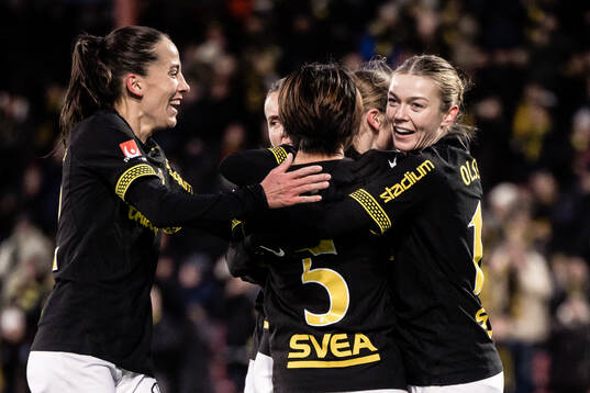 AIKs Haruna Tabata (m) jublar med Anna Oscarsson (v) och