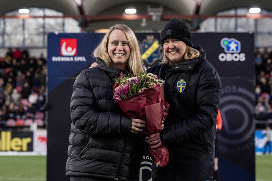 Domare tackas av med blommor