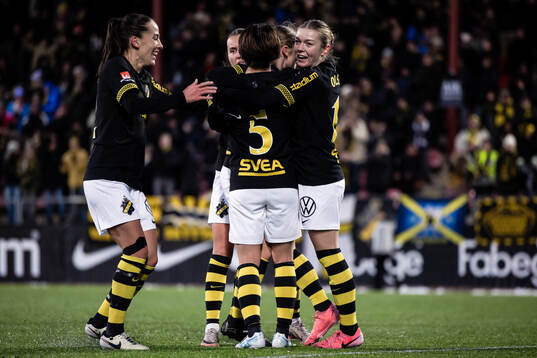 AIKs Anna Oscarsson, Adelisa Grabus, Haruna Tabata och
