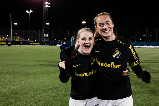 AIKs Emelie Jansson och Ella Reidy jublar