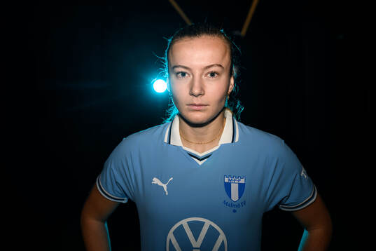 Sara Kanutte Fornes posera för ett porträtt