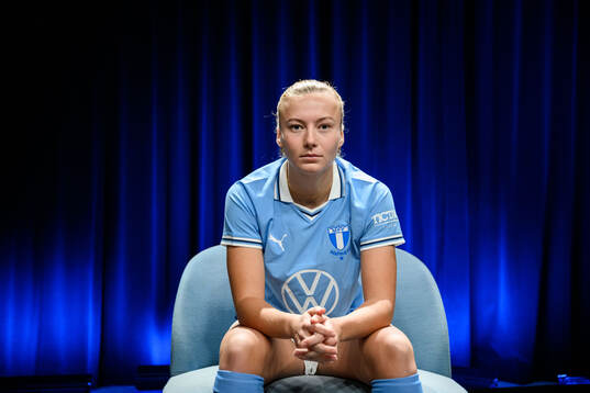 Sara Kanutte Fornes posera för ett porträtt