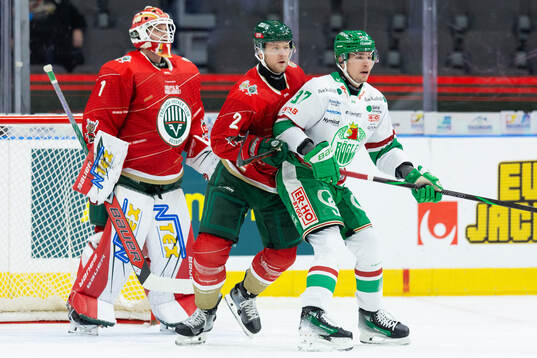 Frölundas målvakt Lars Johansson och Christian Folin mot