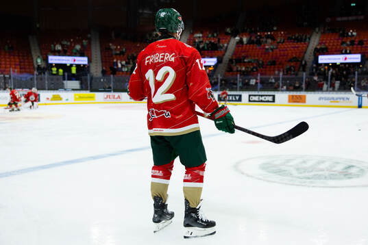 Frölundas Max Friberg i en specialtröja för