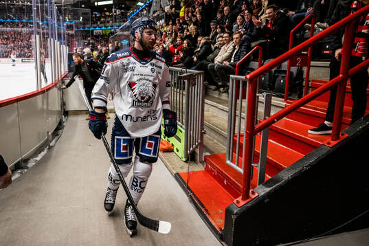 Linköpings Robin Kovacs lämnar planen