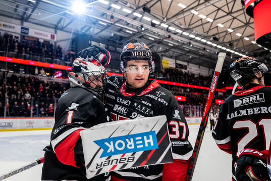 Örebros målvakt Jhonas Enroth jublar med Glenn Gustafsson