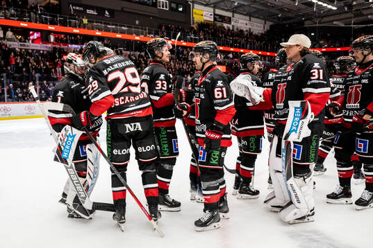 Örebros målvakt Jhonas Enroth jublar med Milton Oscarson