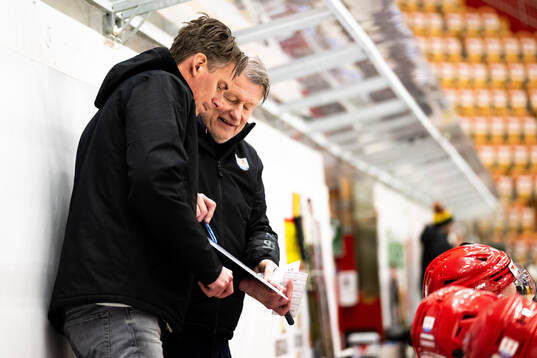 Timrås tränare Andreas Molinder och assisterande tränare
