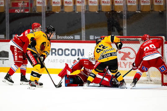 Luleås Casper Juustovaara Karlsson och Timrås målvakt