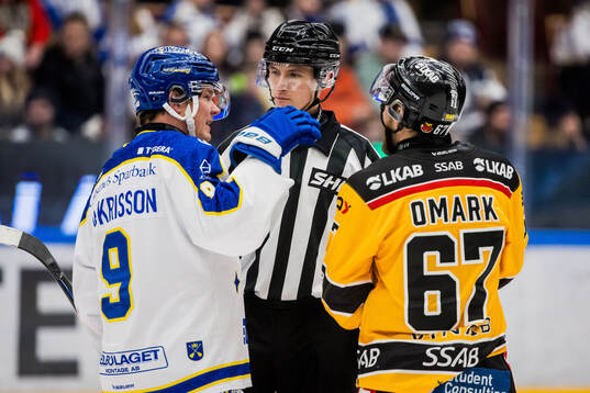 Leksands Patrik Zackrisson och Domare Christoffer Holm och