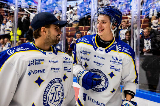 Leksands målvakt Jakob Hellsten och Anton Johansson jublar