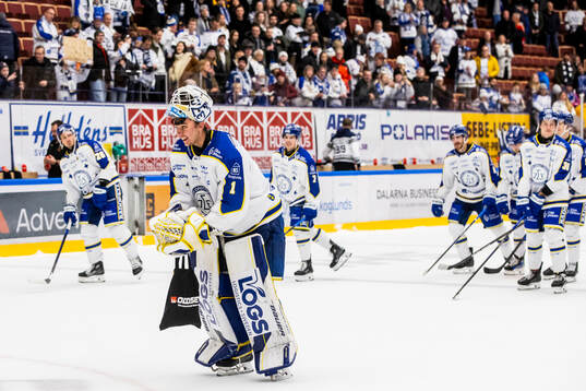 Leksands målvakt Marcus Gidlöf jublar