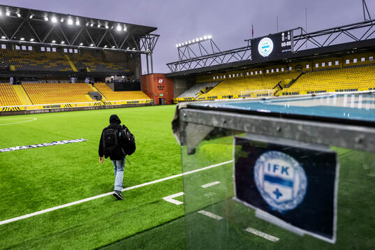 Värnamos klubbmärke på avbytarbänken på Borås Arena