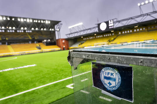 Värnamos klubbmärke på avbytarbänken på Borås Arena