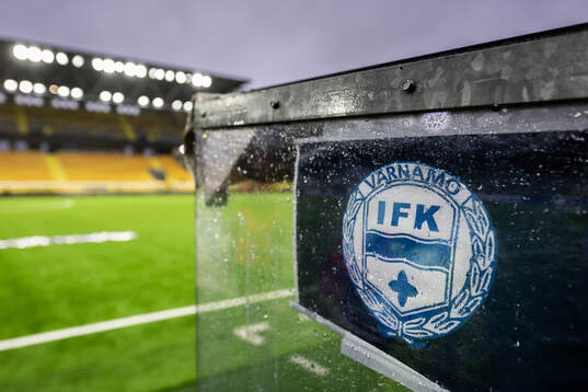 Värnamos klubbmärke på avbytarbänken på Borås Arena
