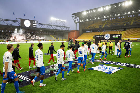 Landskronas och Värnamos spelare gör entré