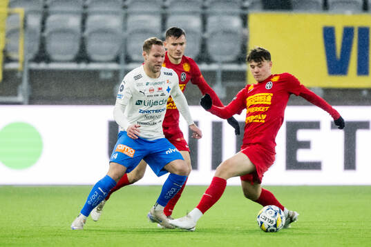 Värnamos Gustav Engvall mot Landskronas Robin Dzabic och