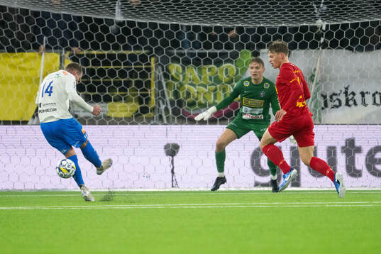 Värnamos Gustav Engvall och Landskronas målvakt Svante