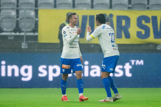 Värnamos Albin Lohikangas och Simon Thern jublar