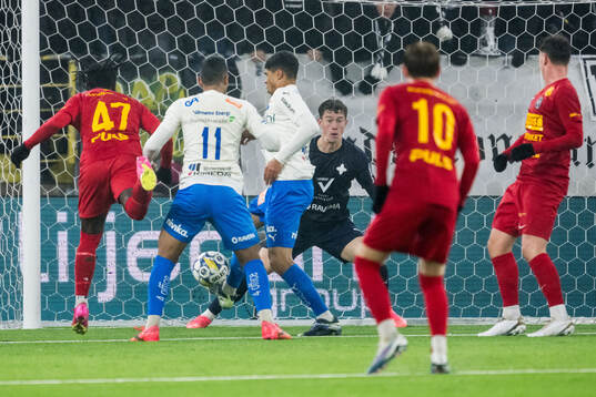 Landskronas Kofi Asare och Värnamos målvakt Viktor